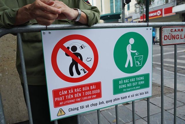 Hà Nội: Ghi hình người xả rác trên phố đi bộ để xử phạt ảnh 4