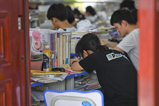 Áp lực thi cử, điểm số biến nhiều học sinh Trung Quốc thành con nghiện ảnh 2