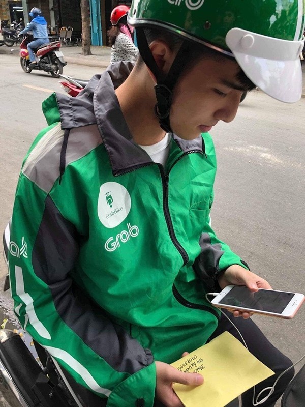 Bị chụp lén lúc đang uống trà sữa, chàng tài xế GrabBike "gây bão" vì quá đẹp trai! ảnh 3