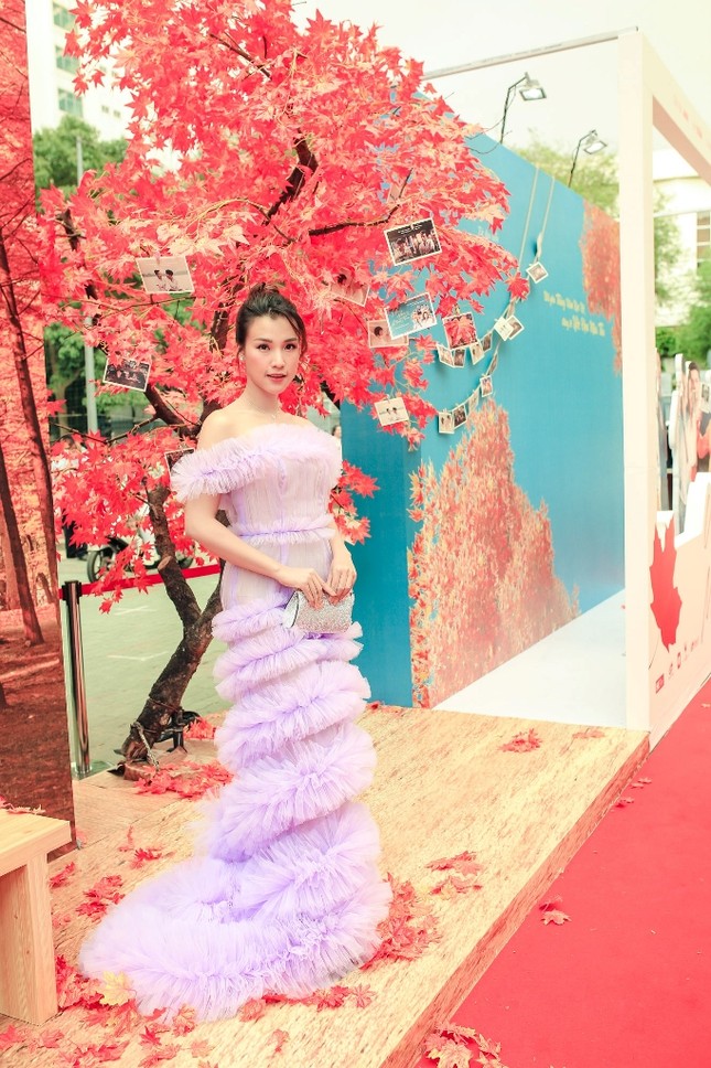Nhóm "Ngựa Hoang" đến ủng hộ Hoàng Oanh, Yoon Trần đi cùng người tình tin đồn MLee ảnh 1