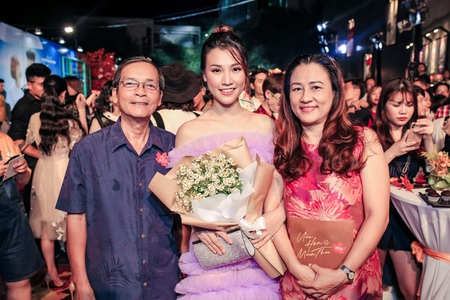 Nhóm "Ngựa Hoang" đến ủng hộ Hoàng Oanh, Yoon Trần đi cùng người tình tin đồn MLee ảnh 2