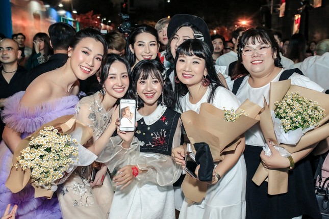Nhóm "Ngựa Hoang" đến ủng hộ Hoàng Oanh, Yoon Trần đi cùng người tình tin đồn MLee ảnh 3