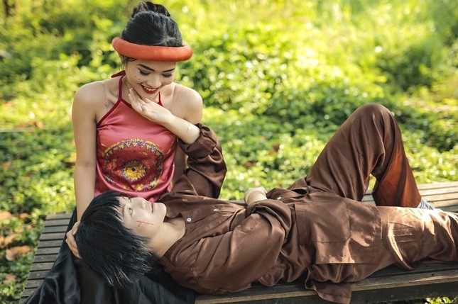 Kỷ yếu "bột màu" xưa rồi, hóa thân thành nhân vật Văn học để "ôn thi" luôn như này mới chất! ảnh 6