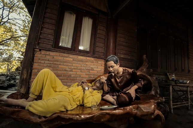 Kỷ yếu "bột màu" xưa rồi, hóa thân thành nhân vật Văn học để "ôn thi" luôn như này mới chất! ảnh 7