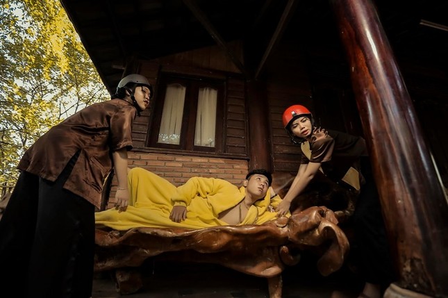 Kỷ yếu "bột màu" xưa rồi, hóa thân thành nhân vật Văn học để "ôn thi" luôn như này mới chất! ảnh 8