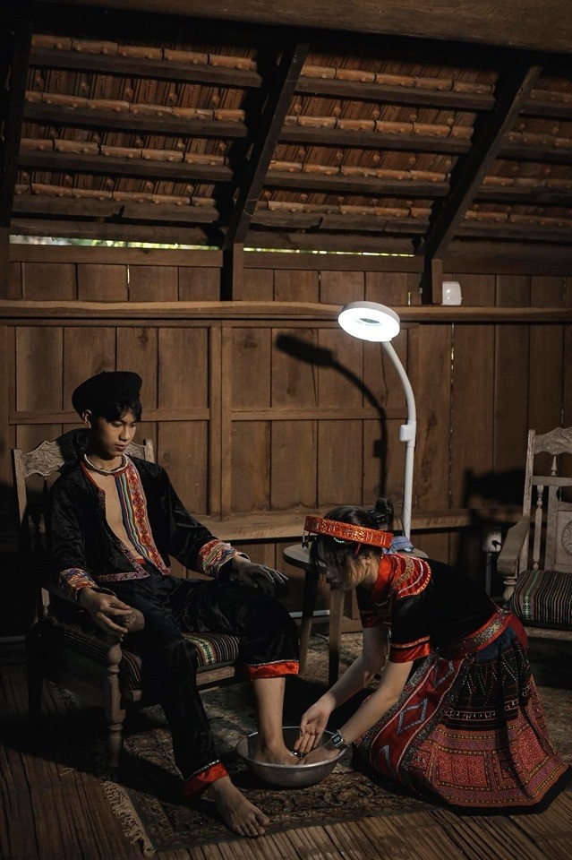 Kỷ yếu "bột màu" xưa rồi, hóa thân thành nhân vật Văn học để "ôn thi" luôn như này mới chất! ảnh 9