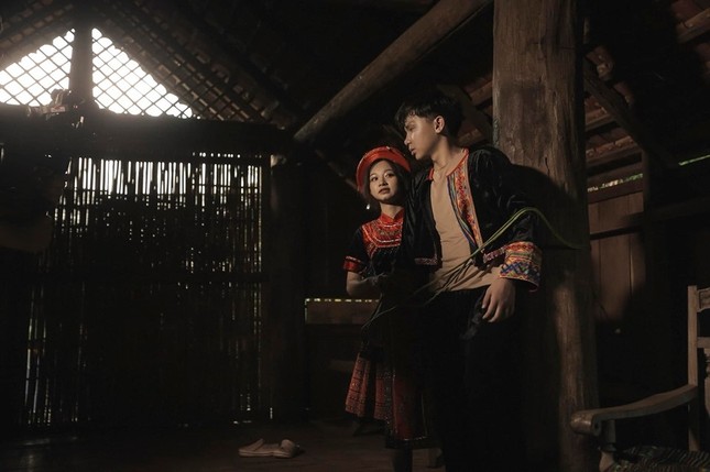 Kỷ yếu "bột màu" xưa rồi, hóa thân thành nhân vật Văn học để "ôn thi" luôn như này mới chất! ảnh 10