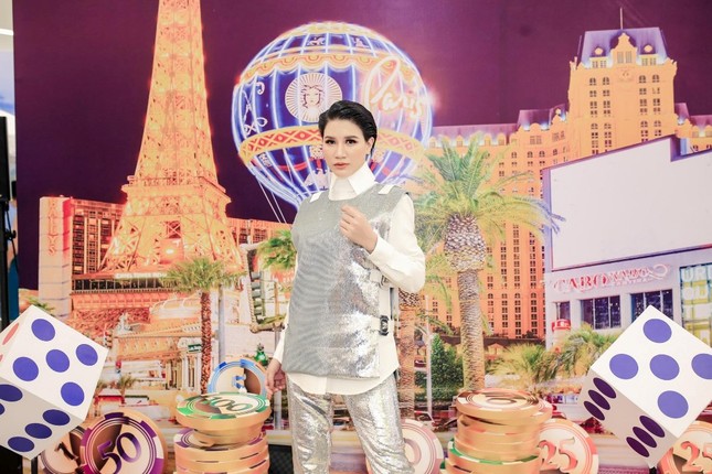 Đàm Vĩnh Hưng gây náo loạn trung tâm thương mại khi ngồi xe hoa, xuất hiện cùng nhiều cô dâu ảnh 3