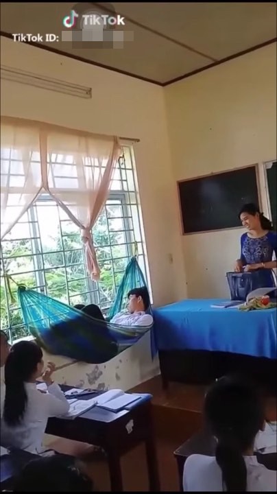 Nam sinh mắc võng ngủ trong lớp và cái kết khiến cả lớp cười bò ảnh 1