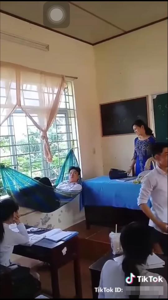 Nam sinh mắc võng ngủ trong lớp và cái kết khiến cả lớp cười bò ảnh 2
