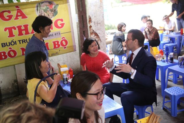 Công chúa Thụy Điển thưởng thức bún bò Nam Bộ tại quán ăn bình dân tại Hà Nội ảnh 8