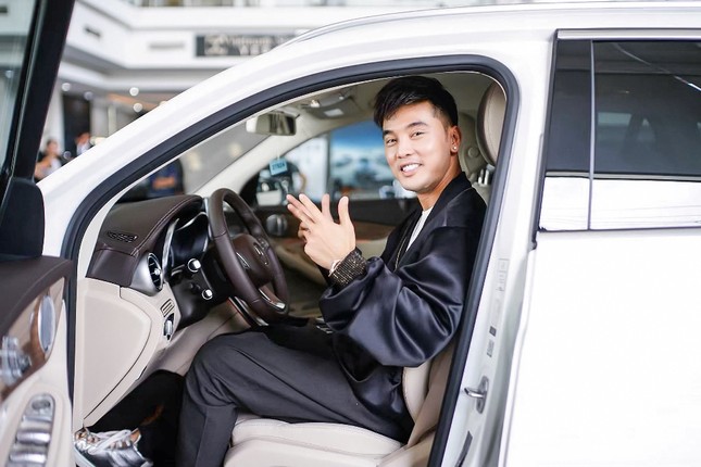 Tặng xe đắt tiền cho bà xã, Ưng Hoàng Phúc còn khiến khán giả ngưỡng mộ vì lý do này ảnh 1