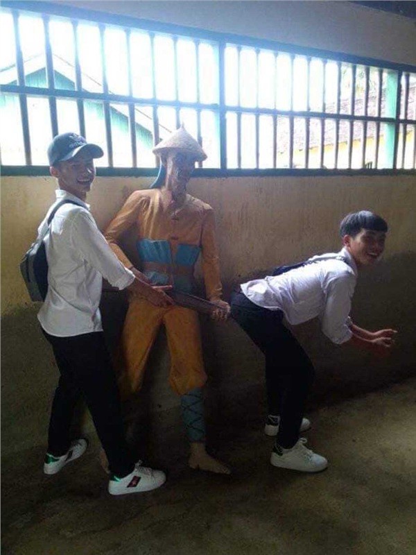 Tạo dáng nghịch ngợm bên mô hình tượng lịch sử, nhóm nam sinh nhận phản ứng gay gắt ảnh 5