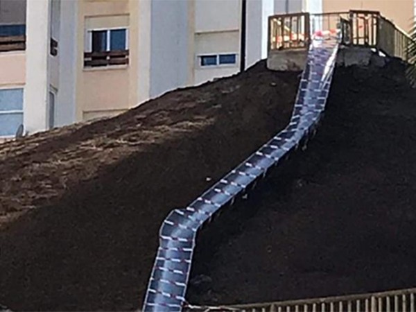 Cầu trượt dài nhất Tây Ban Nha đóng cửa sau 24 giờ hoạt động ảnh 1