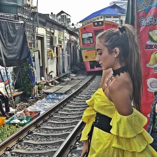Chợ đường sắt "siêu hot" tại Thái Lan và lời cảnh báo hiểm họa đến từ đam mê check-in ảnh 6