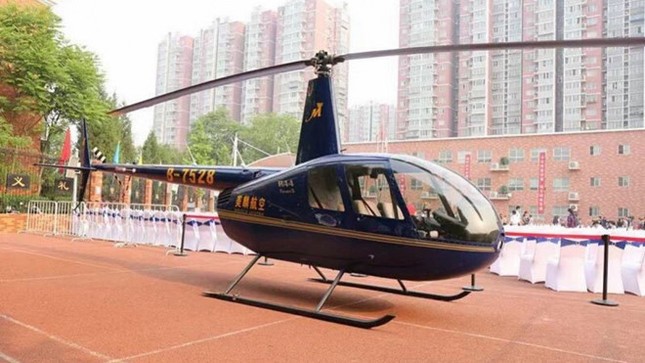 Cha bị "đá" vì dùng trực thăng chở con gái đi học ảnh 1