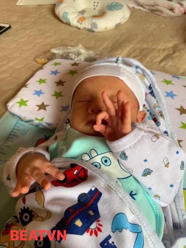 Hình ảnh em bé sơ sinh có cử chỉ "like a boss" khiến cư dân mạng "bùng nổ" lời khen ảnh 1