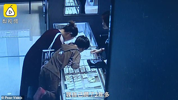 Cậu bé Trung Quốc dùng toàn bộ tiền tiết kiệm mua nhẫn tặng mẹ ảnh 2