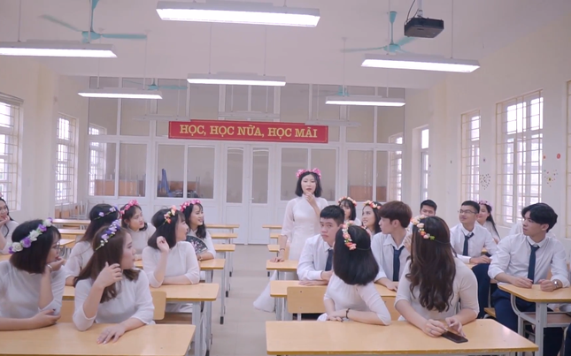 Chi Pu làm "Anh ơi ở lại" buồn rơi nước mắt, bản parody của teen Quảng Ninh lại hài hết nấc! ảnh 7