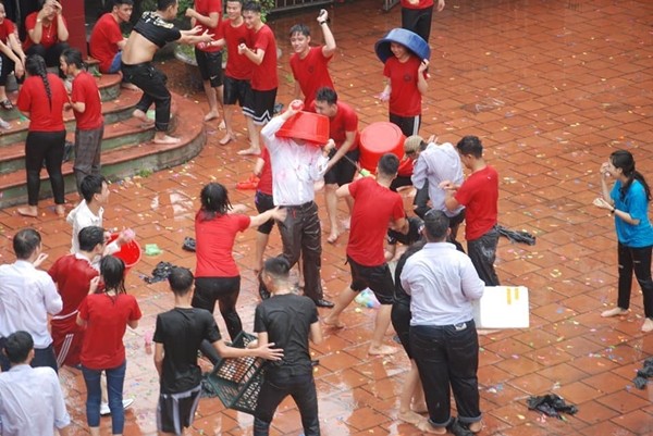 Tham gia đại chiến bóng nước, hiệu phó bị trò "tấn công" ướt sũng ảnh 2