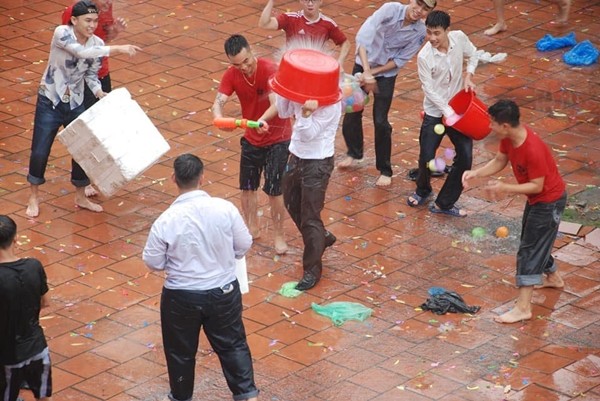 Tham gia đại chiến bóng nước, hiệu phó bị trò "tấn công" ướt sũng ảnh 3
