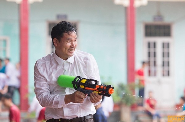 Tham gia đại chiến bóng nước, hiệu phó bị trò "tấn công" ướt sũng ảnh 4