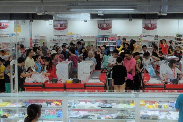 Siêu thị Auchan "tan hoang" trước ngày đóng cửa: Người dân đổ tới "càn quét", ăn uống tràn lan ảnh 3