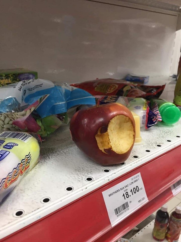 Siêu thị Auchan "tan hoang" trước ngày đóng cửa: Người dân đổ tới "càn quét", ăn uống tràn lan ảnh 11