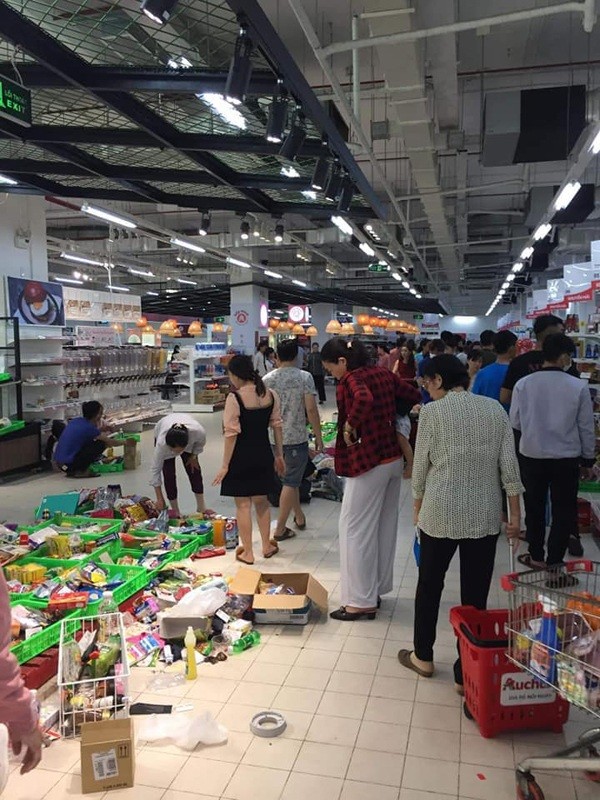 Siêu thị Auchan "tan hoang" trước ngày đóng cửa: Người dân đổ tới "càn quét", ăn uống tràn lan ảnh 13