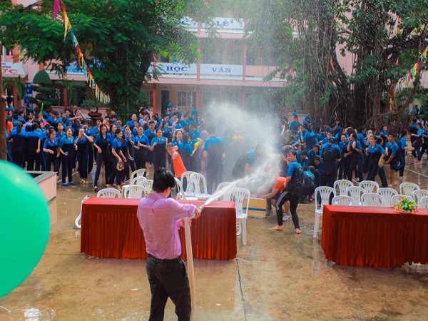 Ai bảo thầy chúng mình khó? Xem thầy "quẩy" trong buổi tiệc "bóng nước" cùng học trò đây! ảnh 1