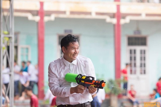Ai bảo thầy chúng mình khó? Xem thầy "quẩy" trong buổi tiệc "bóng nước" cùng học trò đây! ảnh 4