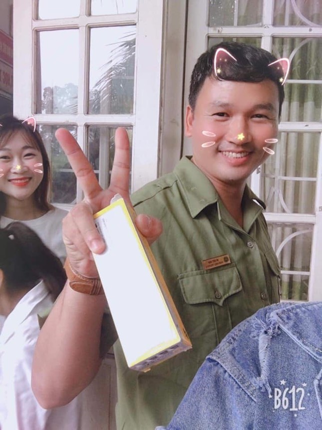 Ai bảo thầy chúng mình khó? Xem thầy "quẩy" trong buổi tiệc "bóng nước" cùng học trò đây! ảnh 6