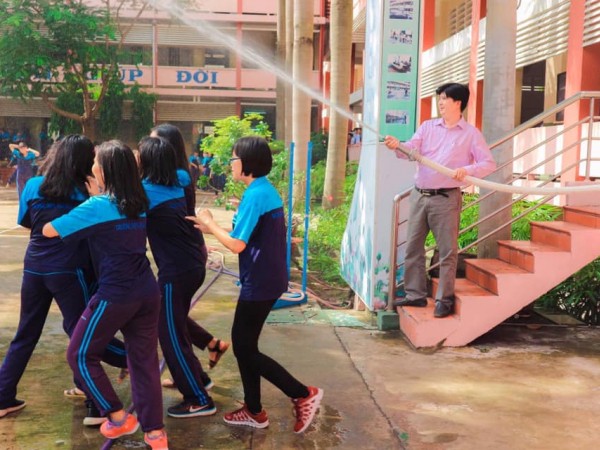 Ai bảo thầy chúng mình khó? Xem thầy "quẩy" trong buổi tiệc "bóng nước" cùng học trò đây! ảnh 2