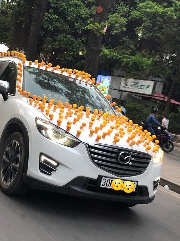 Đam mê nhún nhảy, chủ nhân chiếc ô tô dán hàng loạt "mặt cười lò xo vui nhộn" quanh xe ảnh 2