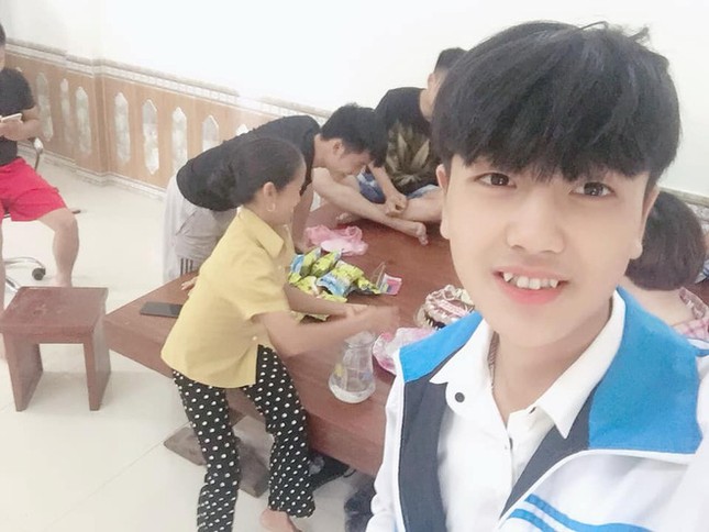 Khi bà Tân Vlog “vào showbiz”: Cứ đến nhà bà chơi là sẽ gặp trai xinh gái đẹp nhé! ảnh 2