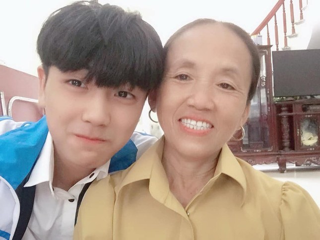 Khi bà Tân Vlog “vào showbiz”: Cứ đến nhà bà chơi là sẽ gặp trai xinh gái đẹp nhé! ảnh 1