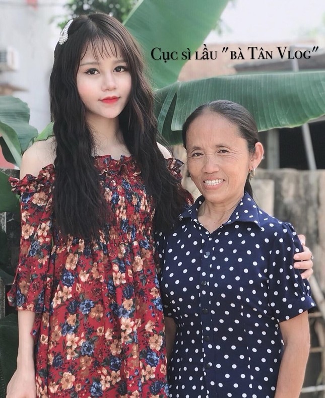 Khi bà Tân Vlog “vào showbiz”: Cứ đến nhà bà chơi là sẽ gặp trai xinh gái đẹp nhé! ảnh 4