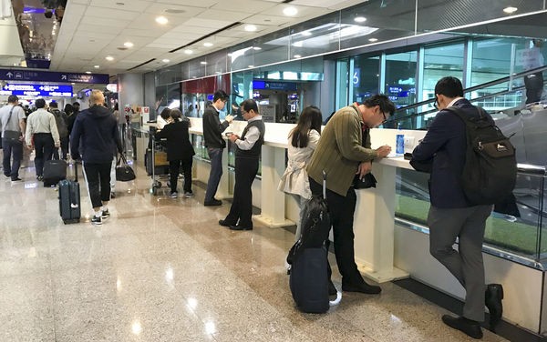 Hãy bỏ ngay thói quen sạc điện thoại tại sân bay nếu bạn không muốn gặp rắc rối ảnh 2