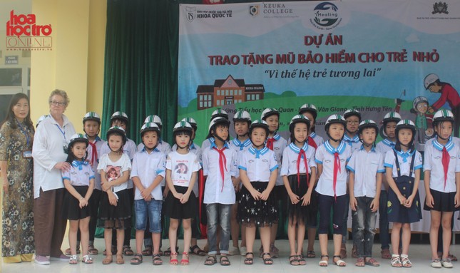 Hưng Yên: Tween tiểu học Xuân Quan háo hức nhận quà 563 mũ bảo hiểm đạt chuẩn ảnh 1