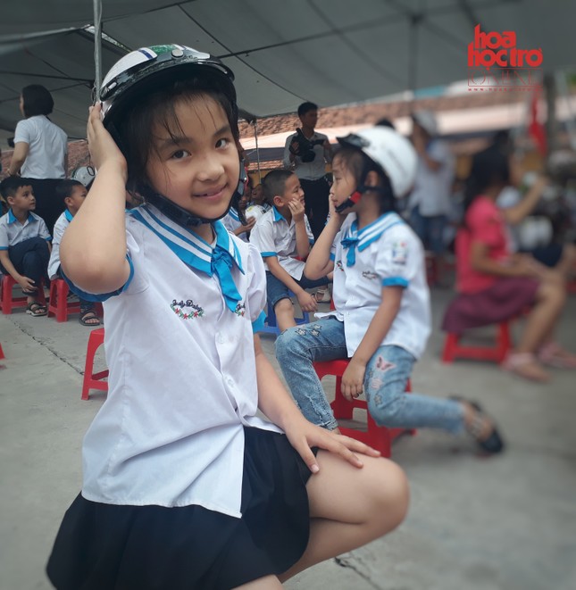Hưng Yên: Tween tiểu học Xuân Quan háo hức nhận quà 563 mũ bảo hiểm đạt chuẩn ảnh 11