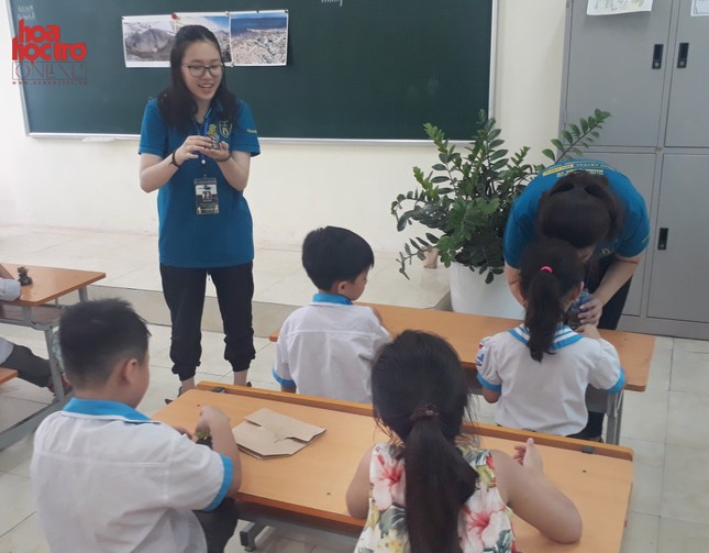 Hưng Yên: Tween tiểu học Xuân Quan háo hức nhận quà 563 mũ bảo hiểm đạt chuẩn ảnh 3