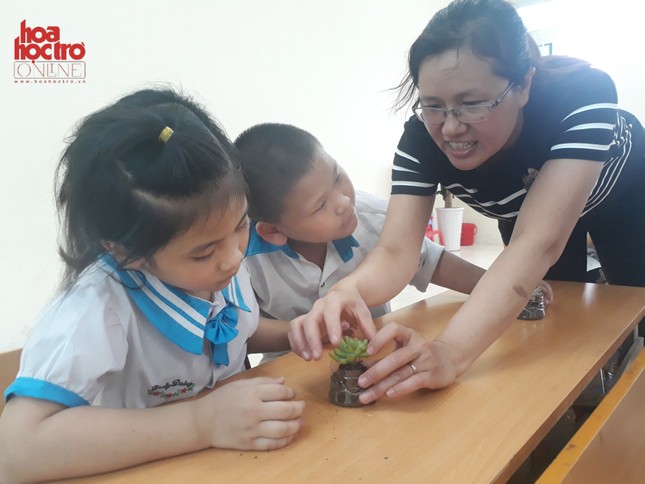 Hưng Yên: Tween tiểu học Xuân Quan háo hức nhận quà 563 mũ bảo hiểm đạt chuẩn ảnh 13