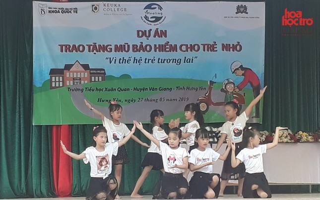 Hưng Yên: Tween tiểu học Xuân Quan háo hức nhận quà 563 mũ bảo hiểm đạt chuẩn ảnh 4