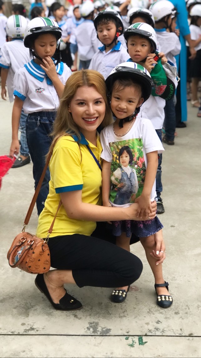 Hưng Yên: Tween tiểu học Xuân Quan háo hức nhận quà 563 mũ bảo hiểm đạt chuẩn ảnh 2