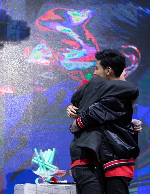 Fan "truỵ tim" vì khoảnh khắc "tình bể bình" của Krist và Singto trong fanmeeting tại Việt Nam ảnh 4