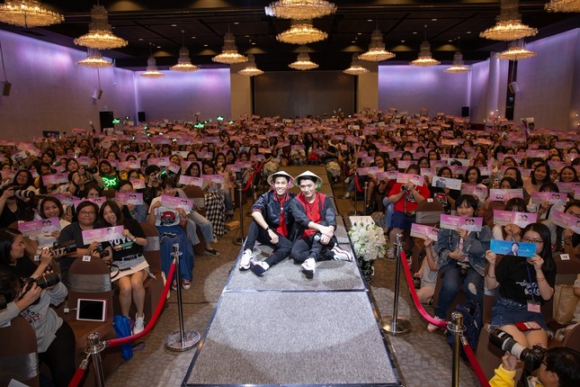 Fan "truỵ tim" vì khoảnh khắc "tình bể bình" của Krist và Singto trong fanmeeting tại Việt Nam ảnh 7