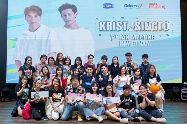 Fan "truỵ tim" vì khoảnh khắc "tình bể bình" của Krist và Singto trong fanmeeting tại Việt Nam ảnh 8