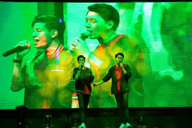 Fan "truỵ tim" vì khoảnh khắc "tình bể bình" của Krist và Singto trong fanmeeting tại Việt Nam ảnh 2