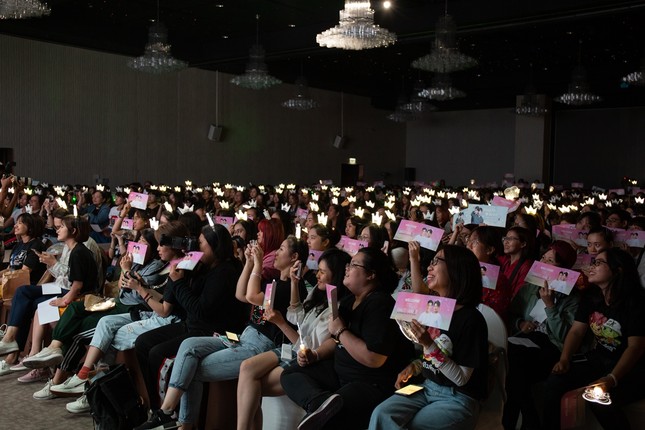Fan "truỵ tim" vì khoảnh khắc "tình bể bình" của Krist và Singto trong fanmeeting tại Việt Nam ảnh 6