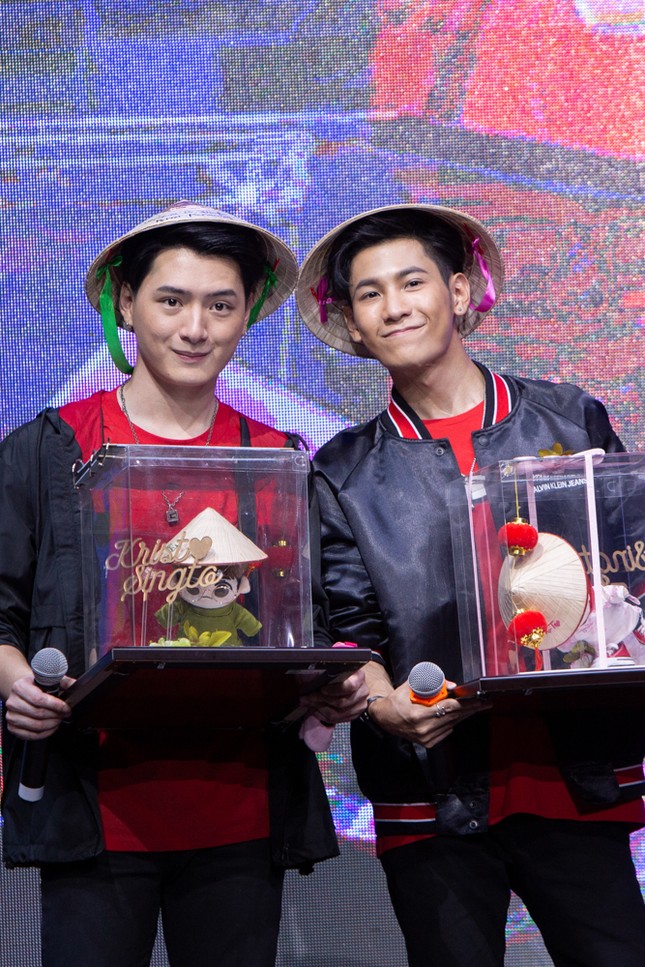 Fan "truỵ tim" vì khoảnh khắc "tình bể bình" của Krist và Singto trong fanmeeting tại Việt Nam ảnh 1